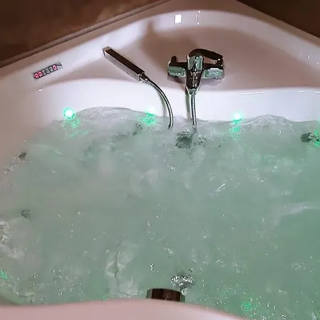 Chalet Tropical Avec Bain A Bulles - In The Woods Gesves